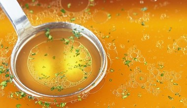 Dosyp do rosołu 1 łyżeczkę. Zyska złoty kolor i przyspieszy trawienie