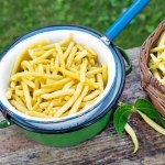 porady kulinarne Dosypuję do garnka z fasolką szparagową. Zachowuje kolor i lepiej smakuje