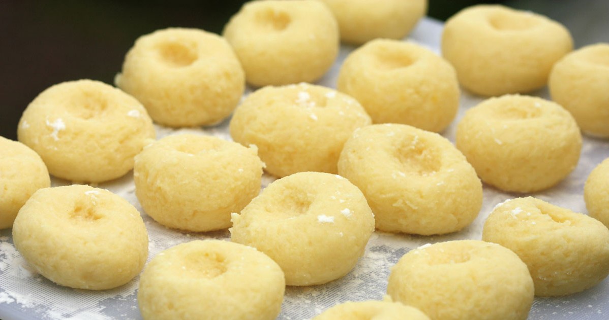 Dosypywanie mąki na oko może sprawić, że kluski będą gumowe i ciężkie /123RF/PICSEL