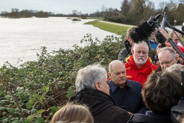 Dotkniętą powodzią Dolną Saksonię odwiedził kanclerz Olaf Scholz. /HORNUNG /East News