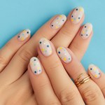 Dots nails. Najmodniejsze paznokcie na wiosnę i lato. W salonach już robią furorę 