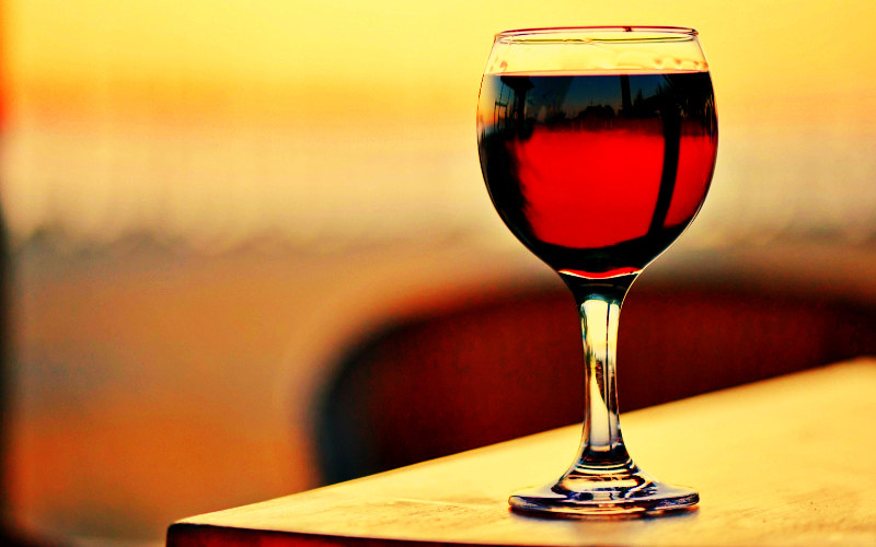 Dotychczas sądzono, że czerwone wino pite codziennie wspomaga pracę serca /123RF/PICSEL
