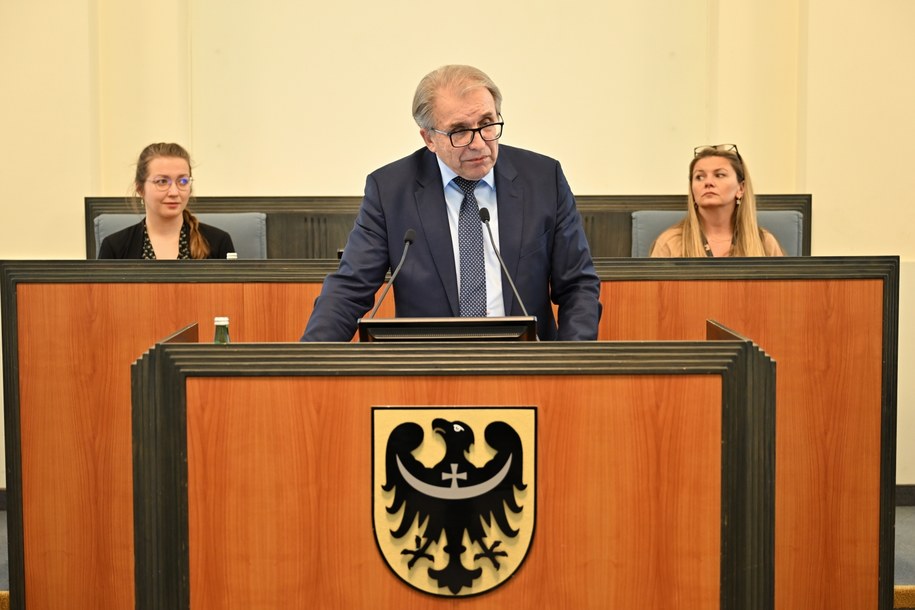 Dotychczasowy przewodniczący Sejmiku Andrzej Jaroch (C) przemawia podczas sesji Sejmiku Województwa Dolnośląskiego w Dolnośląskim Urzędzie Wojewódzkim we Wrocławiu / 	Maciej Kulczyński    /PAP