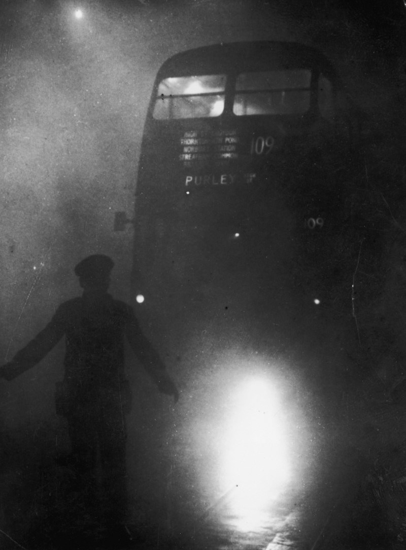 Double-decker błądzący we mgle i policjant regulujący ruchem /Getty Images/Flash Press Media