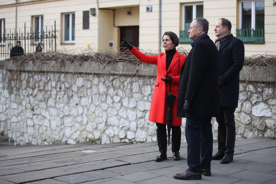 Douglas Emhoff (C), ambasador USA w Polsce Mark Brzezinski (P) i profesor judaistyki UJ Edyta Gawron (L) zwiedzają krakowski Kazimierz /	Łukasz Gągulski /PAP