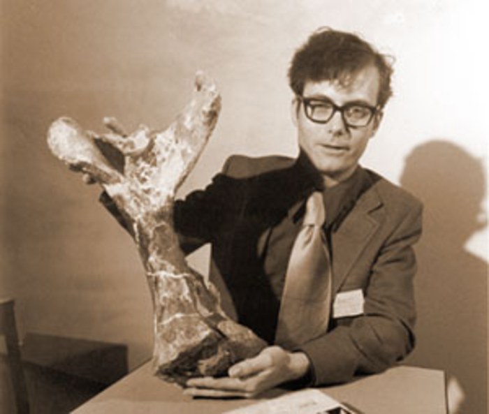 Douglas Lawson z kością ramienną ptaerozaura Quetzalcoatlus northropi /The University of Texas at Austin / Jackson School of Geosciences /Materiały prasowe