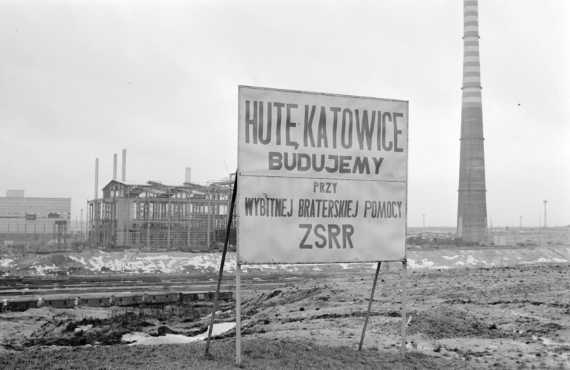Dowód na polsko-radzieckie braterstwo z placu budowy Huty Katowice /Zbyszko Siemaszko /Agencja FORUM