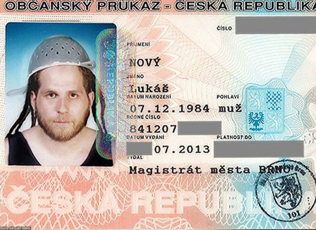 Dowód osobisty wyznawcy pastafarianizmu z Kościoła Latającego Potwora Spaghetti /East News