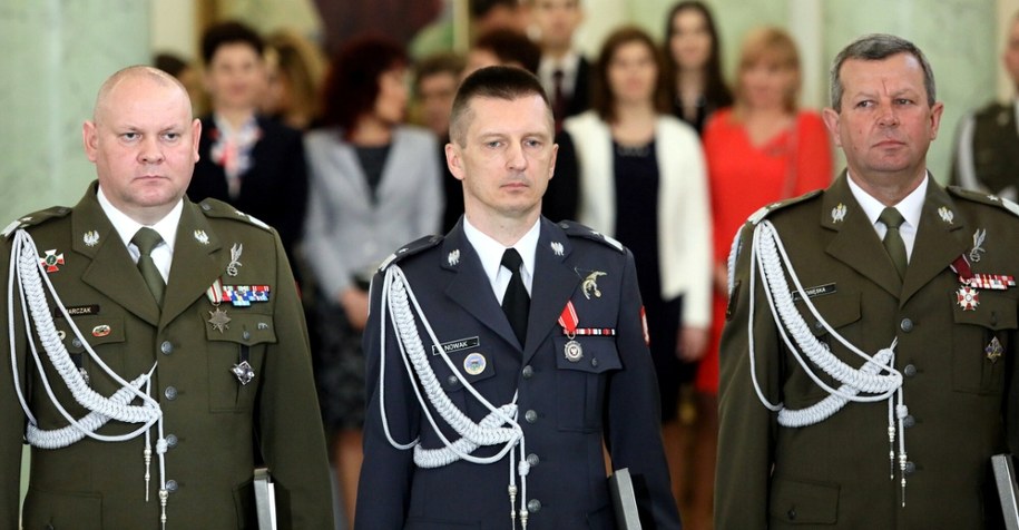 Dowodca 25. Brygady Kawalerii Powietrznej Adam Marczak, dowodca 2. Skrzydla Lotnictwa Taktycznego Ireneusz Nowak, szef Sztabu Inspektoratu Wsparcia Sil Zbrojnych Zbigniew Poweska. /Piotr Molecki/East News /East News