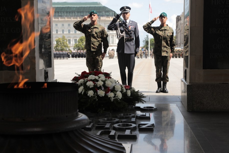 Dowódca Garnizonu Warszawa gen. bryg. Robert Głąb składa kwiaty przy Grobie Nieznanego Żołnierza podczas promocji żołnierzy rezerwy na pierwszy stopień oficerski, / 	Jakub Kamiński    /PAP
