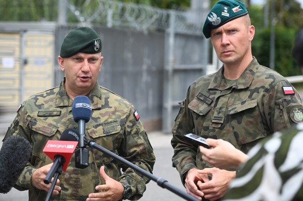 Dowódca Operacyjny Rodzajów Sił Zbrojnych gen. dyw. Maciej Klisz (L) oraz Szef Wydziału Prasowego Dowództwa Operacyjnego Rodzajów Sił Zbrojnych ppłk Jacek Goryszewski (P) /Piotr Nowak /PAP