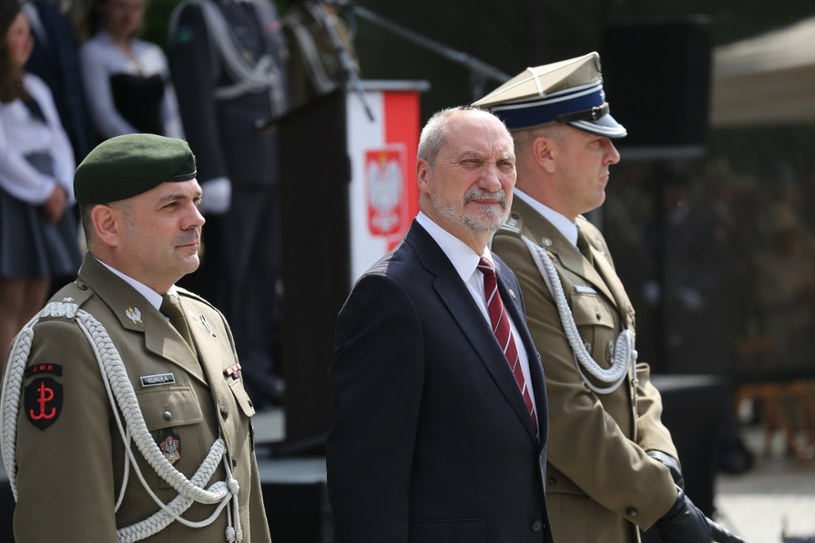 Dowódca WOT, gen. Kukuła (z lewej) i minister ON, Macierewicz (w środku) na przysiędze oddziałów WOT /East News