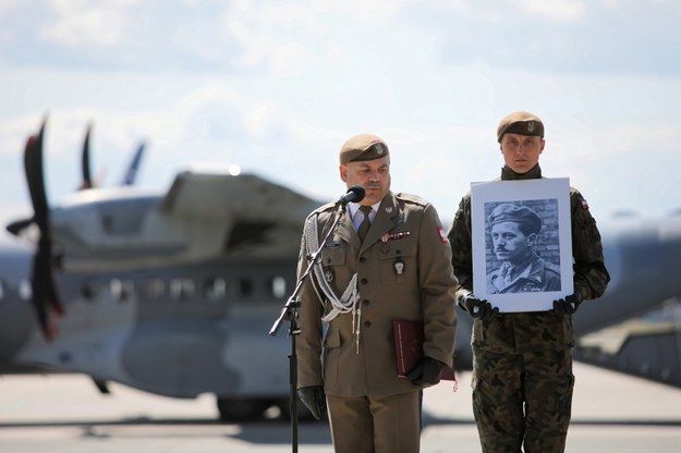 Dowódca WOT Wiesław Kukuła (L) podczas uroczystości w 1. Bazie Lotnictwa Transportowego w Warszawie /Leszek Szymański /PAP