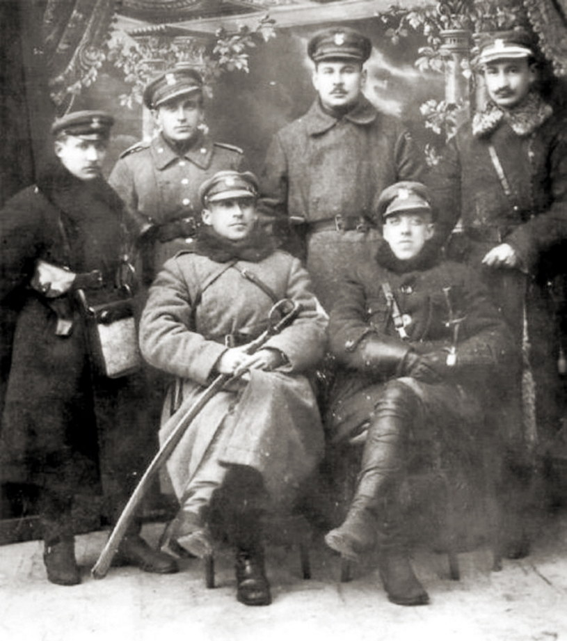 Dowództwo ochotniczego oddziału braci Dąbrowskich – luty 1919 rok. Siedzą od lewej: Władysław i Jerzy /Wikimedia