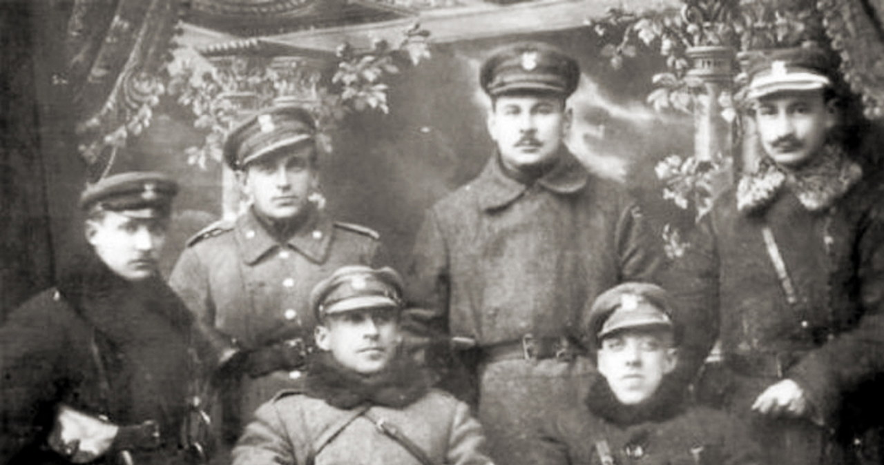 Dowództwo ochotniczego oddziału braci Dąbrowskich – luty 1919 rok. Siedzą od lewej: Władysław i Jerzy /Wikimedia