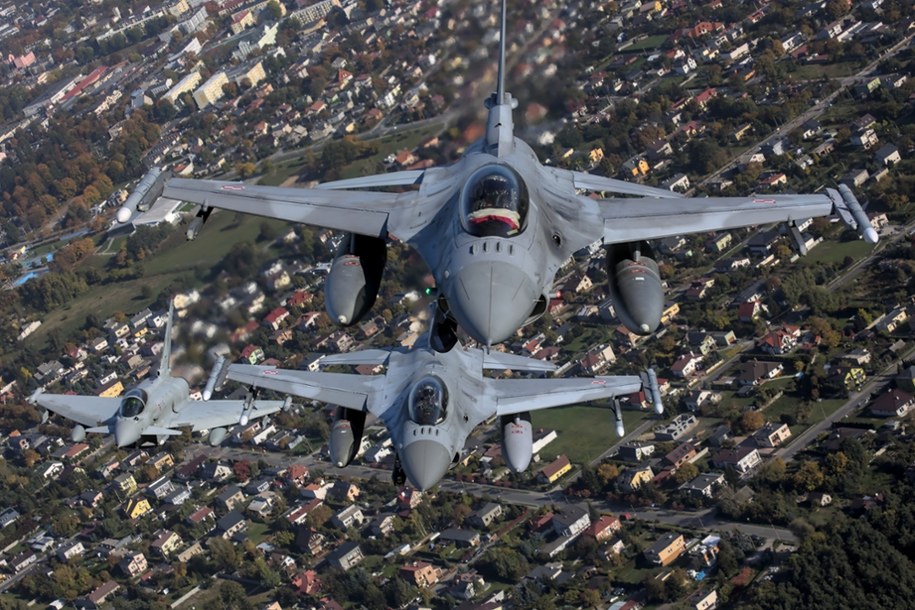 Dowództwo Operacyjne RSZ: w odpowiedzi na rosyjskie ataki w Ukrainie rozpoczęło się operowanie lotnictwa w polskiej przestrzeni powietrznej /Shutterstock