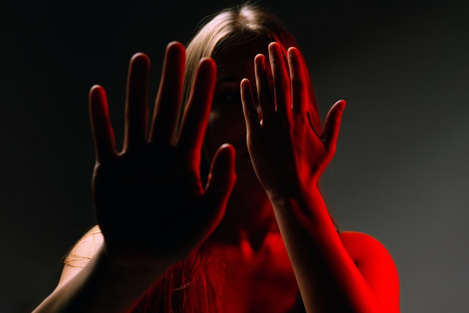 Dożywocie za cztery lata piekła. Sąd w Legnicy skazał Mateusza J. za więzienie, gwałty i tortury /Shutterstock