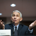 Dr Anthony Fauci: Będzie więcej hospitalizacji z powodu COVID-19
