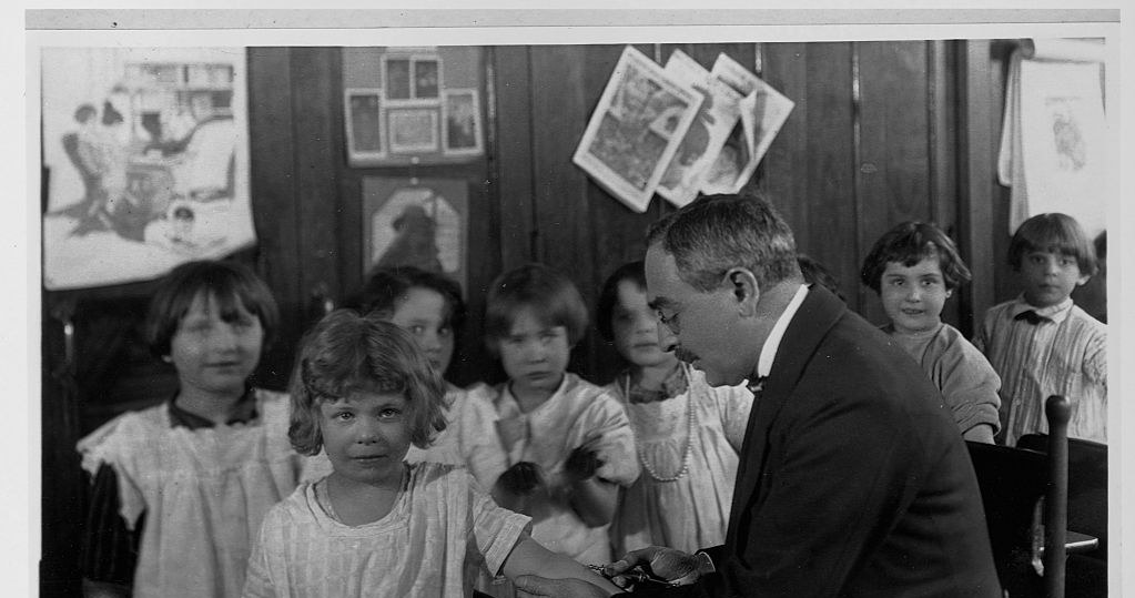 Dr Béla Schick przeprowadza test podatności na błonicę u dzieci /Library of Congress /Getty Images