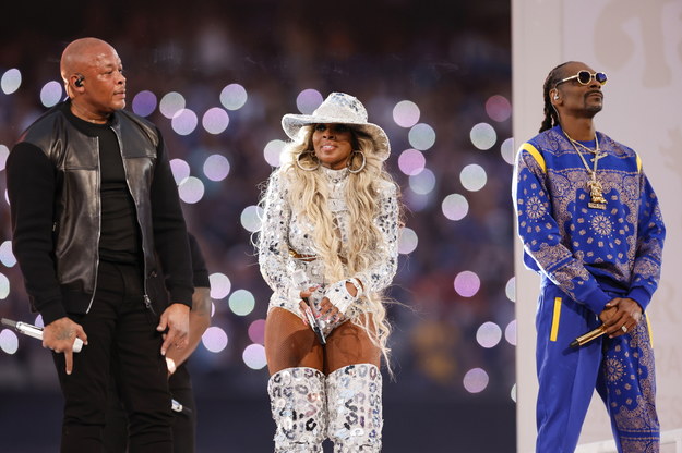 Dr. Dre, Mary J. Blige i Snoop Dogg wystąpili w przerwie meczu /JOHN G. MABANGLO /PAP/EPA
