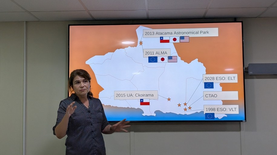 Dr Eduardo Unda Sanzana na tle mapy przedstawiającej kluczowe obserwatoria w rejonie Atakamy /Fot. Grzegorz Jasiński /RMF FM