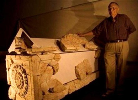 Dr Ehuda Netzer z odkrytym przez niego sarkofagiem Heroda /MWMedia