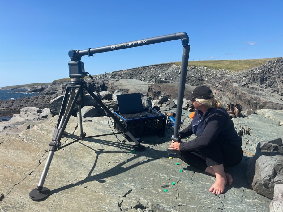 Dr Emily Mitchell na stanowisku Mistaken Point na Nowej Fundlandii /Fot. Emily Mitchell /Materiały prasowe