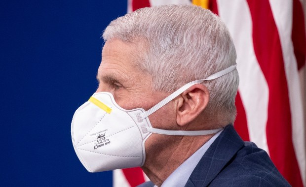 Dr Fauci: Omikron atakuje więcej dzieci