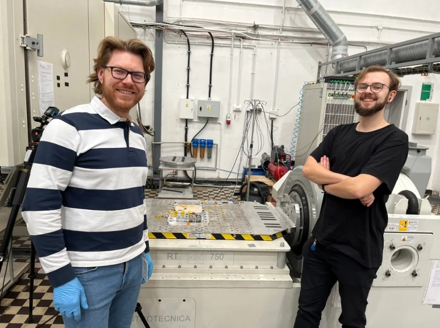 Dr inż. Krzysztof Sielewicz - SigmaLabs Sp. z o. o. (po lewej) i inż. Paweł Miara – Astronika Sp. z o. o. po pomyślnie przeprowadzonych testach wibracyjnych detektora promieniowania w Instytucie Lotnictwa w Warszawie. /Fot. SigmaLabs /Materiały prasowe