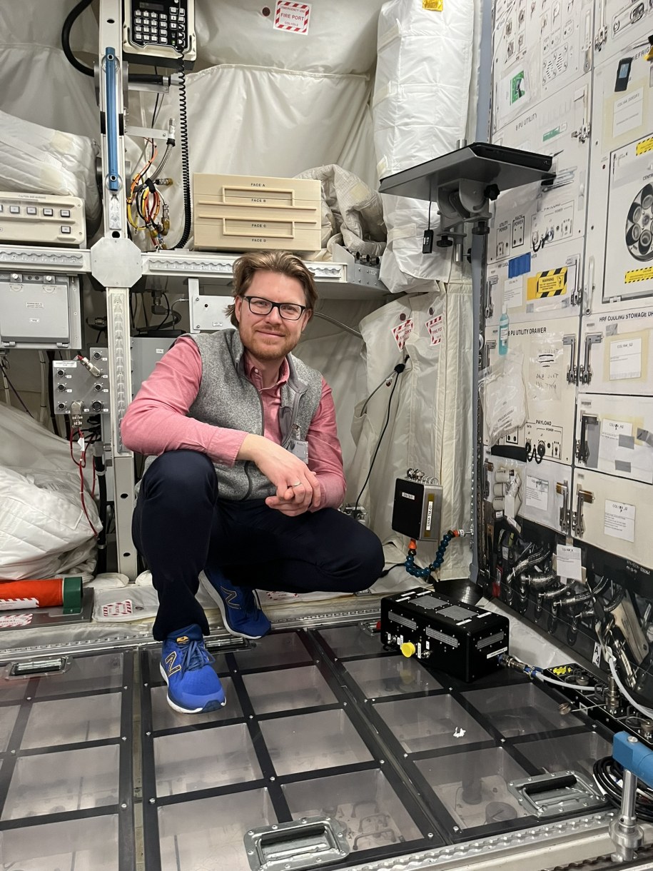 Dr inż. Krzysztof Sielewicz - SigmaLabs Sp. z o. o. z instrumentem Scalable Radiation Monitor podczas testów w module treningowym Columbus w ESA European Astronaut Centre (EAC) w Kolonii w Niemczech. /Fot. SigmaLabs /Materiały prasowe