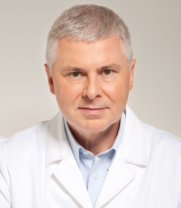 Dr Krzysztof Miracki /materialy promocyjne /.