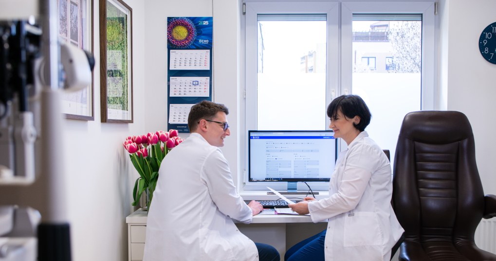 dr n. med. Edyta Sacha i lek. Michał Baćko analizują wyliczenie soczewek wewnątrzgałkowych /materiały promocyjne