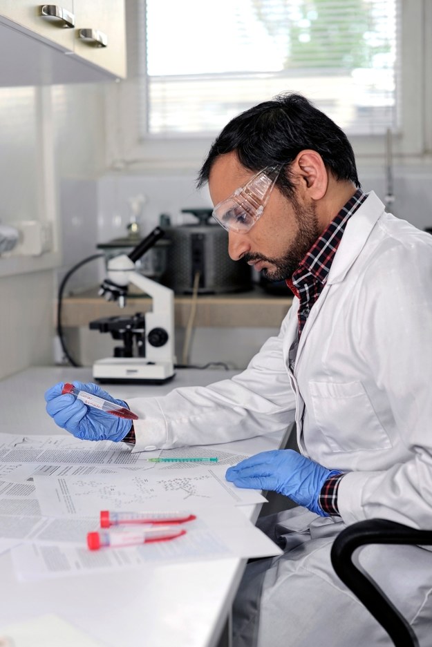 Dr Piyush Sindhu Sharma w laboratorium IChF PAN /IChF PAN, Grzegorz Krzyżewski /materiały prasowe