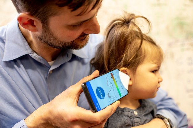 Dr. Randall Bly, otolaryngolog z UW School of Medicine demonstruje metodę korzystania z aplikacji, badając ucho swojej córki /Dennis Wise/University of Washington /Materiały prasowe