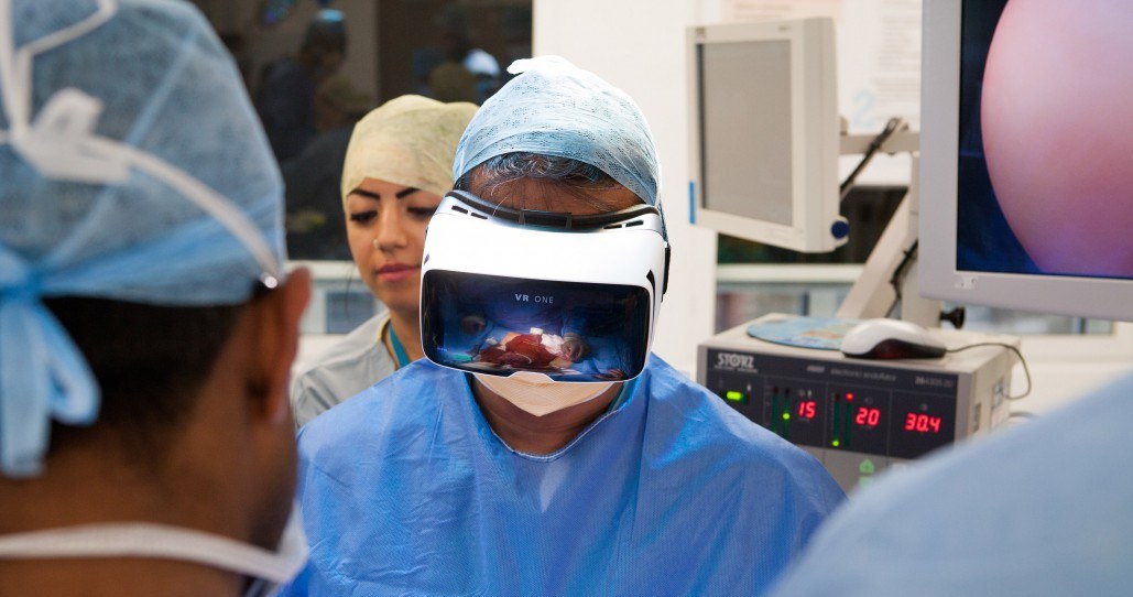 Dr Shafi Ahmed przeprowadził pierwszą na świecie transmisję operacji chirurgicznej za pomocą zestawu VR /materiały prasowe