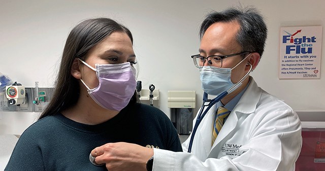 Dr Shin Lin słuchający bicia serca pacjnetki po przeszczepie /UW Medicine /domena publiczna