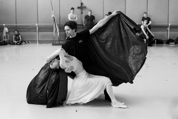 "Dracula" w choreografii Pastora to wzruszający kostiumowy spektakl o miłości, której nie pokona nawet śmierć. /fot. Ewa Krasucka /