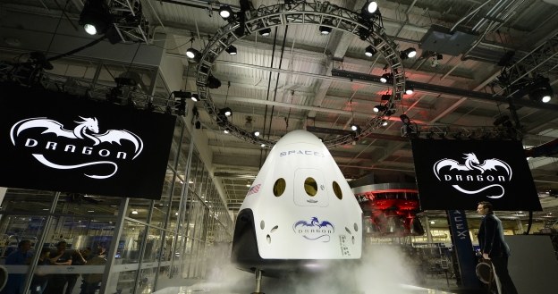 Dragon V2 - nowa załogowa kapsuła kosmiczna SpaceX /AFP