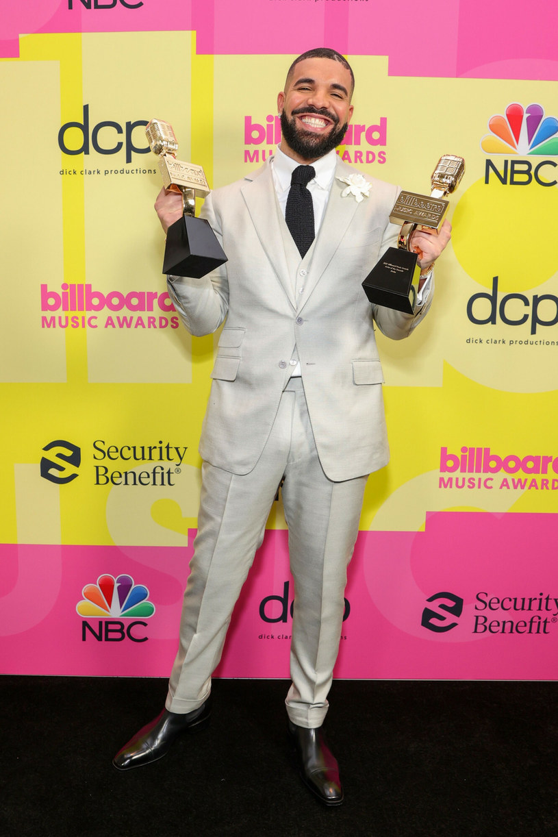 Drake odbierający nagrodę dla artysty dekady postawił na jasny garnitur i szeroki uśmiech zwycięzcy! /Rich Fury/Getty AFP/EastNews /East News