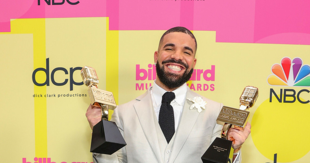 Drake odbierający nagrodę dla artysty dekady postawił na jasny garnitur i szeroki uśmiech zwycięzcy! /Rich Fury/Getty AFP/EastNews /East News