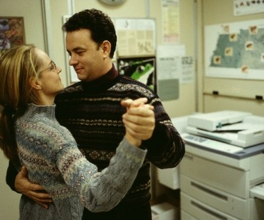 Dramat "Cast away. Poza światem" (2000) był filmem jednego aktora (Tom Hanks otrzymał za ten obraz Oscara), jednak reżyser Robert Zemeckis był pewien, że choć postać narzeczonej głównego bohatera nie pojawia się w zbyt wielu scenach, wymaga bardzo dobrej aktorki, która potrafiłaby zwrócić na siebie uwagę. Wspomnienia Chucka o Kelly - małe zdjęcie w zegarku, który dała mu przed feralnym lotem - pomagają mu nie załamać się na wyspie. 

"Obecność Helen przewija się przez cały film, gdyż to właśnie pamięć o Kelly jest jedyną rzeczą, która utrzymuje Chucka przy życiu" - mówił Zemeckis.