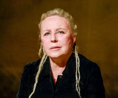 Dramat Jarosława Mikołajewskiego opowiada historię poetki, która uświadamia sobie, że gdy umrze, mąż nie będzie miał środków finansowych na jej pogrzeb. Dlatego też próbuje "załatwić" sobie miejsce spoczynku w Alej Zasłużonych. I nie chodzi tu o wielkie ambicje gwiazdy pióra czy żądzę zaszczytów, ale rzecz prozaiczną - brak pieniędzy. Sposób jej prosty - poetka chce, aby koszt pogrzebu spadł na koszt państwa.

Janda zaznaczyła w rozmowie z PAP, że "jest to opowieść o małżeństwie, które uświadamia sobie (...) że gdyby umarli to nie mają po prostu pieniędzy na pogrzeb". "Wymyślają sobie, że trzeba załatwić sobie grób i pogrzeb za darmo od państwa, ponieważ ona jest wybitną pisarką i poetką. I tu wyłania się kwestia oceny, czy ktoś zasługuje na Aleję Zasłużonych? Jak wiemy, w Polsce jest to w tej chwili temat gorący" - dodała.

Czy sama widzi się w Alei Zasłużonych? "Ja muszę leżeć obok mojego męża. Mam swój rodzinny grób, leżą tam moi rodzice, mąż, i ja tam będę leżała. Na ewangelickim cmentarzu przy ul. Młynarskiej! Żadnej Alei Zasłużonych, mamy grób dla całej rodziny, dziewięć miejsc, a może i więcej" - aktorka zastrzega w ostatniej rozmowie z Tomaszem Domagałą (domagalasiekultury.pl).