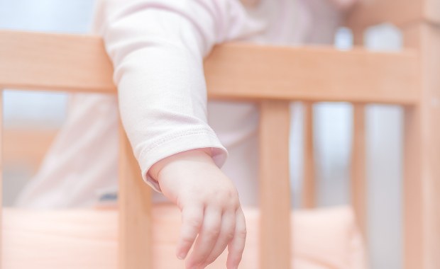 Dramat malutkiej dziewczynki. Siniaki na jej twarzy zdradziły okrutną prawdę