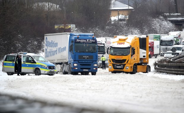 Dramat na autostradzie: Kilkanaście godzin na mrozie bez jedzenia, picia i benzyny