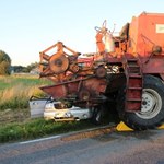 Dramat na drodze. Auto "zmielone" przez kombajn