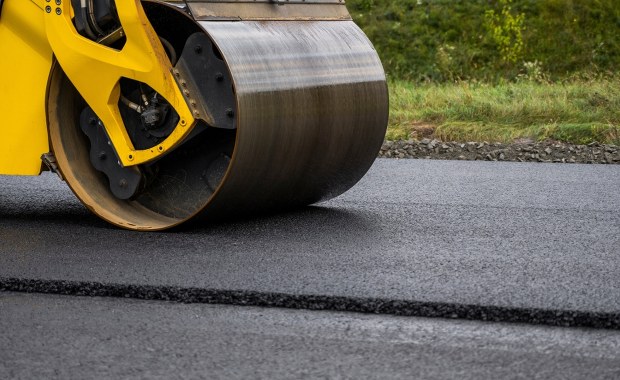 Dramat na drodze. Zginął przygnieciony przez walec