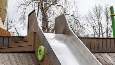 Dramat na placu zabaw. 6-latka z rozciętą szyją