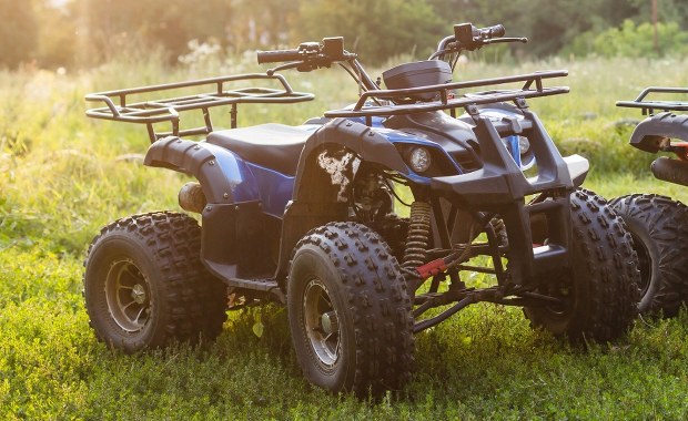 Dramat na quadzie. Ojciec z dzieckiem uderzyli w słup