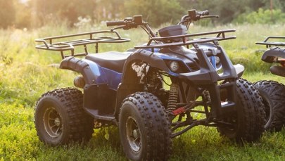 Dramat na quadzie. Ojciec z dzieckiem uderzyli w słup