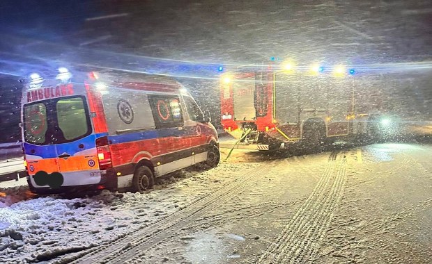 Dramat na S7. Karetka z pacjentami utknęła w zaspie